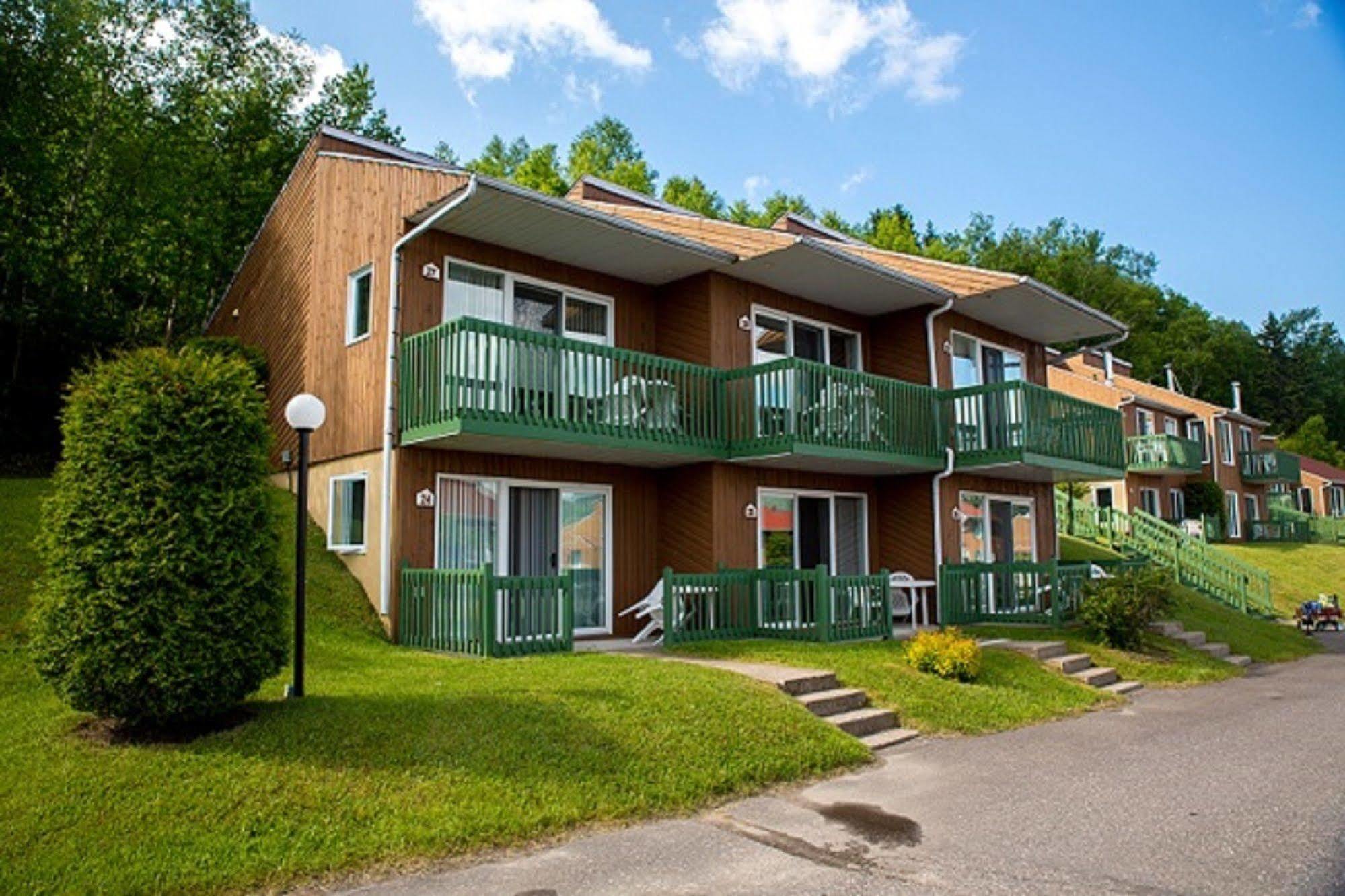 Chalets Condos Sur Le Fjord LʼAnse-Saint-Jean المظهر الخارجي الصورة